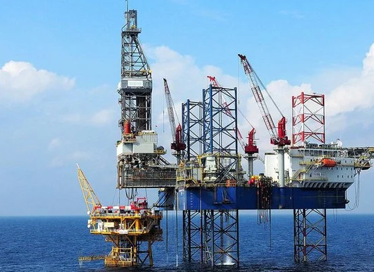 سبب هبوط اسعار النفط بأكثر من 10% وتأثير طفرة كورونا الجديدة
